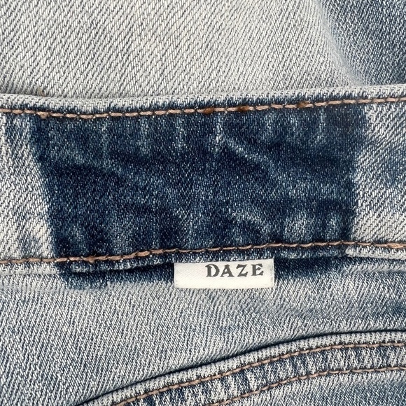 DAZE Distressed Button Fly Jeans Size 28 Women's - Picture 7 of 8